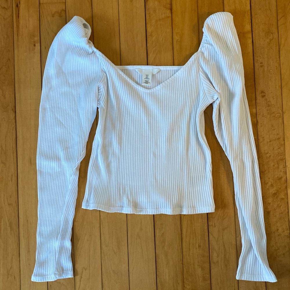 Ruffled white top. Size M.